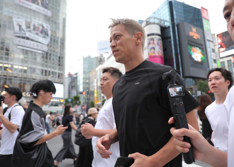 　渋谷スクランブル交差点を走る本田圭佑（撮影・吉澤敬太）