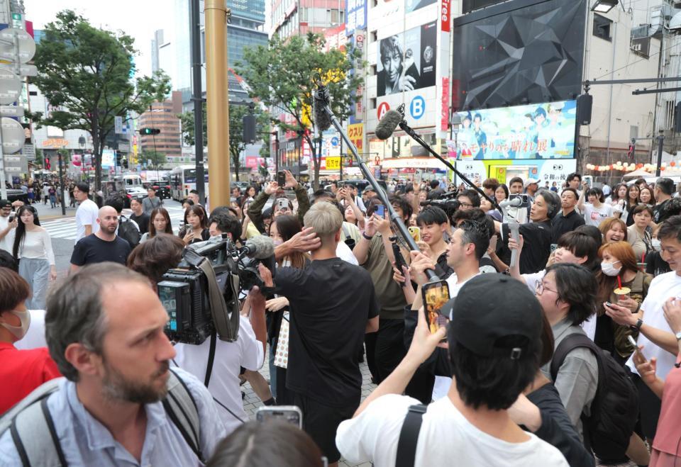 　突然現れた本田圭佑（中央）に驚く渋谷の人々（撮影・吉澤敬太）