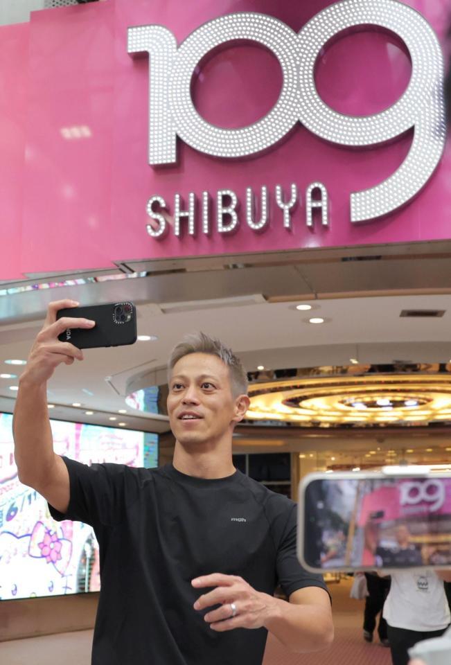 　ゴールの渋谷１０９に到着し、笑顔で自撮りする本田圭佑（撮影・吉澤敬太）