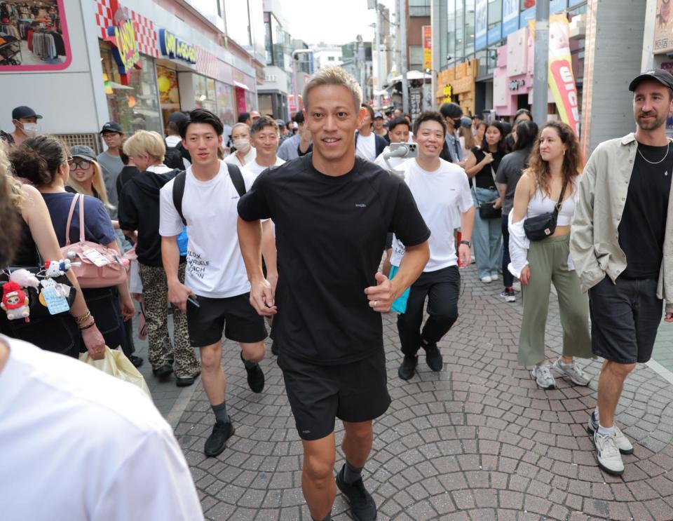 　原宿・竹下通りをゲリラで走る本田圭佑（撮影・吉澤敬太）
