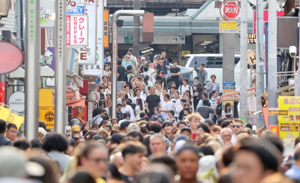 　人で溢れかえる原宿の竹下通りに現れた本田圭佑（中央）＝撮影・吉澤敬太