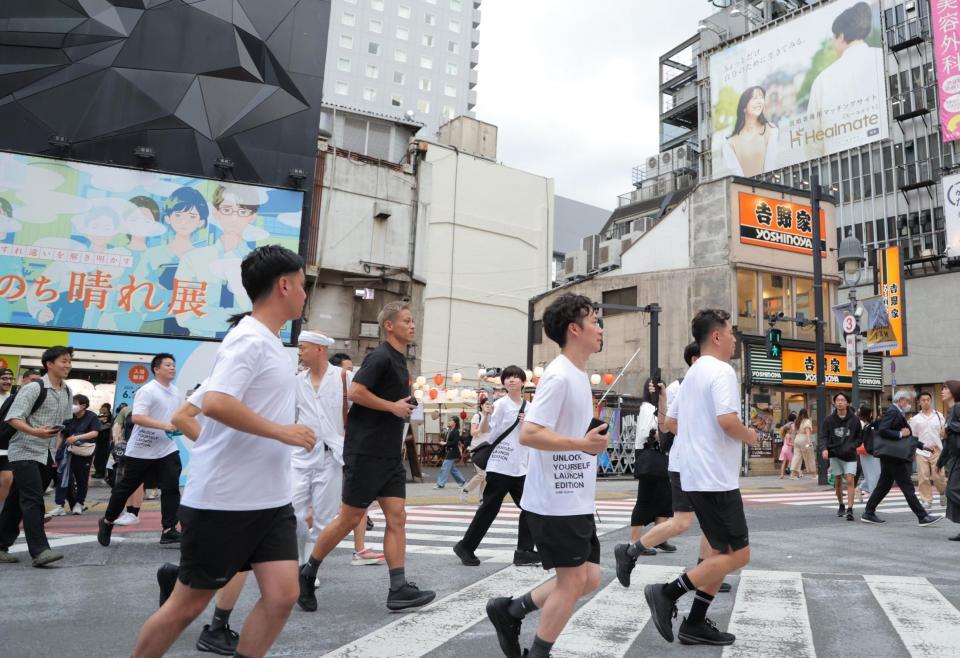 　渋谷の街を走る本田圭佑（中央）＝撮影・吉澤敬太