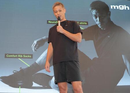 　新ブランドのＴシャツなどを着用し笑顔を見せる本田圭佑（撮影・吉澤敬太）