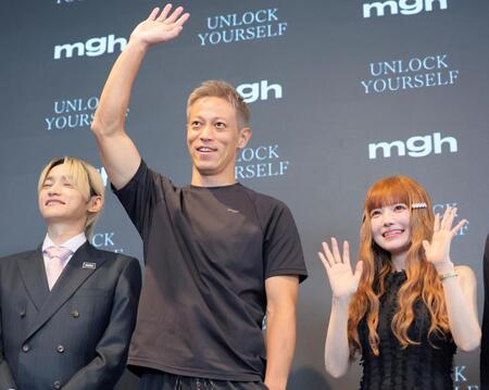 　ＳＫＹ－ＨＩ（左）、益若つばさ（右）と笑顔を見せる本田圭佑（撮影・吉澤敬太）