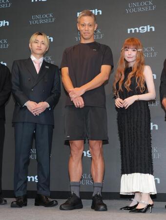 　ＳＫＹ－ＨＩ（左）、益若つばさ（右）と笑顔を見せる本田圭佑（撮影・吉澤敬太）