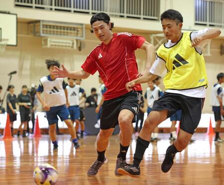 　競り合う南野拓実（左）＝撮影・中田匡峻