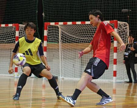 　パスを出す南野拓実（右）＝撮影・中田匡峻