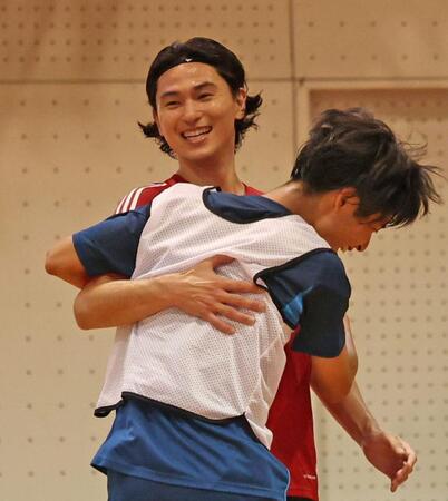 　ゴールを決めた生徒と抱擁を交わす南野拓実（撮影・中田匡峻）