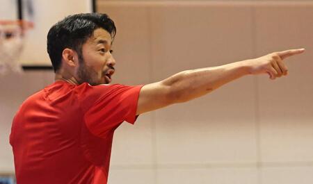 　盛り上げる菅原由勢（撮影・中田匡峻）