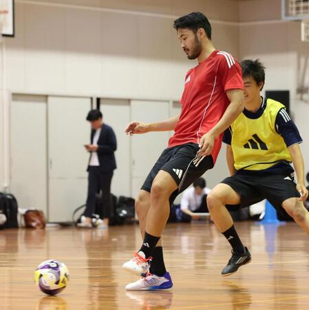 　パスを出す菅原由勢（撮影・中田匡峻）