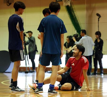 　生徒と話す菅原由勢（右）＝撮影・中田匡峻