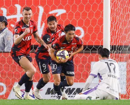 　鹿島-広島　試合終了間際、同点ゴールを決め駆け出す鹿島・レオセアラ（９）＝カシマ