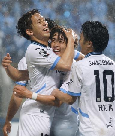 　横浜ＦＣ-川崎　後半、先制ゴールを決め、祝福される川崎・山本（中央）＝ニッパツ