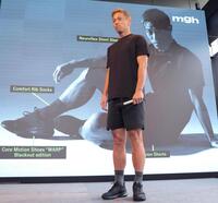 　新ブランドのＴシャツ、パンツ、シューズを着用して登場した本田圭佑（撮影・吉澤敬太）