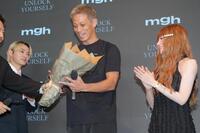 　ＳＫＹ－ＨＩ（左）、益若つばさ（右）らから誕生日を祝福される本田圭佑（撮影・吉澤敬太）