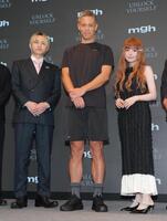 　ＳＫＹ－ＨＩ（左）、益若つばさ（右）と笑顔を見せる本田圭佑（撮影・吉澤敬太）