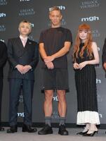 　ＳＫＹ－ＨＩ（左）、益若つばさ（右）と笑顔を見せる本田圭佑（撮影・吉澤敬太）