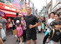 　驚く人々を横目に原宿・竹下通りを走る本田圭佑（撮影・吉澤敬太）