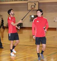 　入場する南野拓実（右）と菅原由勢（撮影・中田匡峻）