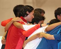 　練習前、生徒の円陣に加わる南野拓実（撮影・中田匡峻）