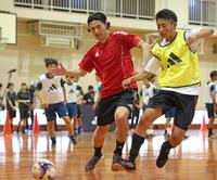 　競り合う南野拓実（左）＝撮影・中田匡峻