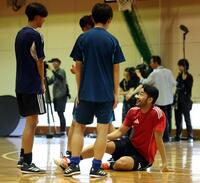 　生徒と話す菅原由勢（右）＝撮影・中田匡峻