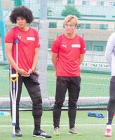 　小学生向けのサッカー大会「遠藤航カップ」に参加したＤＦチェイスアンリ（左）とＦＷ福田師王