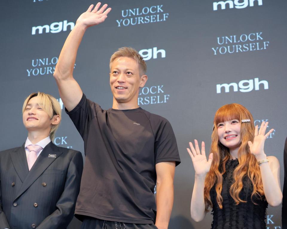 　ＳＫＹ－ＨＩ（左）、益若つばさ（右）と笑顔を見せる本田圭佑（撮影・吉澤敬太）