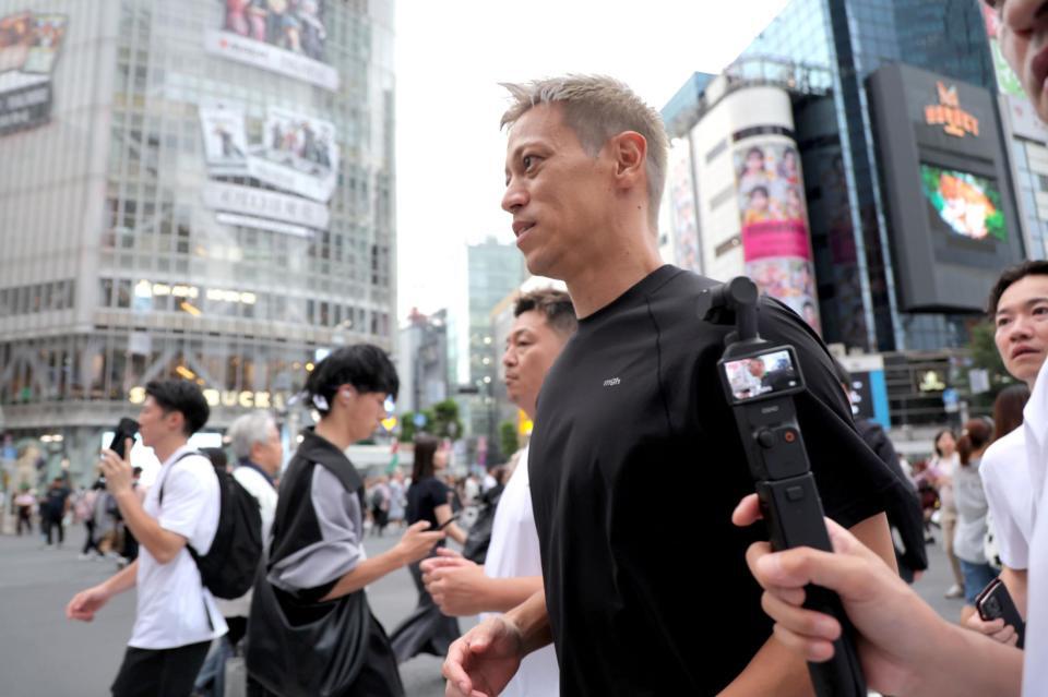 渋谷のスクランブル交差点を走る本田圭佑＝東京・渋谷（撮影・吉澤敬太）