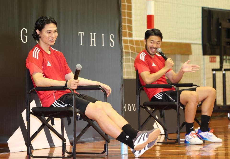 　笑顔で話をする南野拓実（左）と菅原由勢（撮影・中田匡峻）