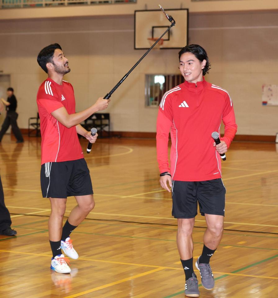 　入場する南野拓実（右）と菅原由勢（撮影・中田匡峻）