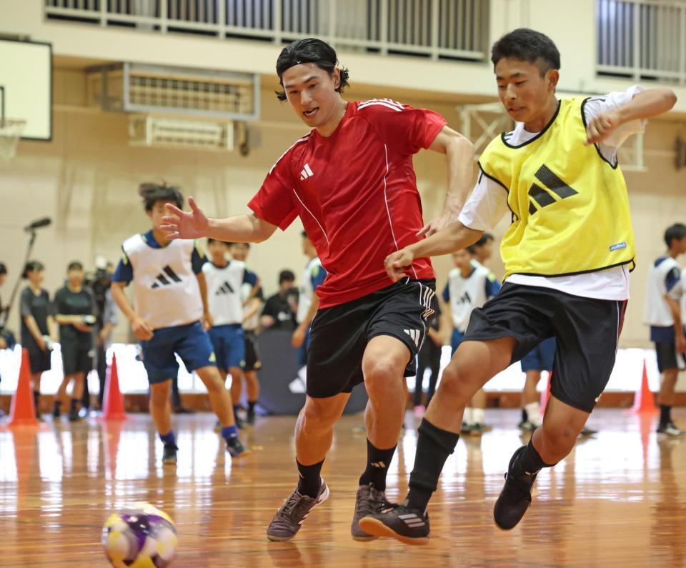 　競り合う南野拓実（左）＝撮影・中田匡峻