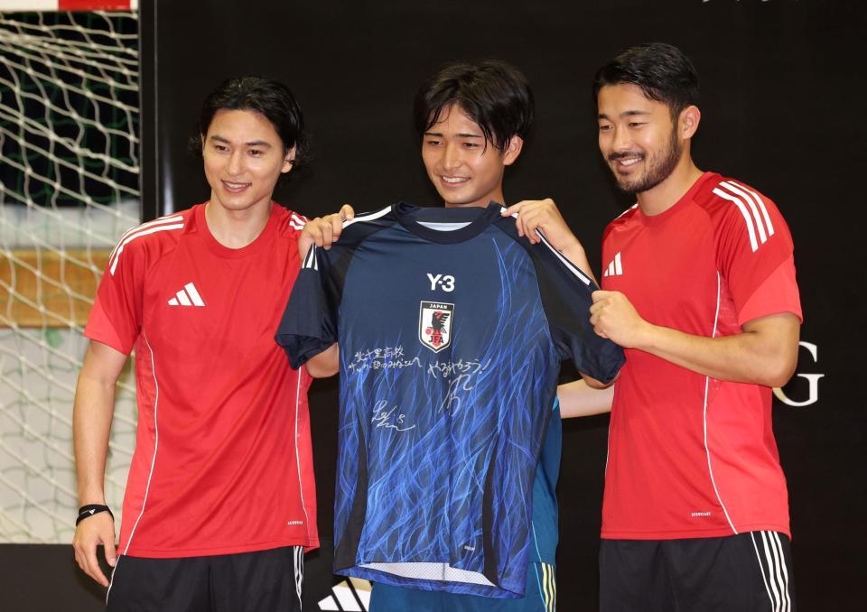 　サイン入りユニホームを贈呈した南野拓実（左）と菅原由勢（撮影・中田匡峻）