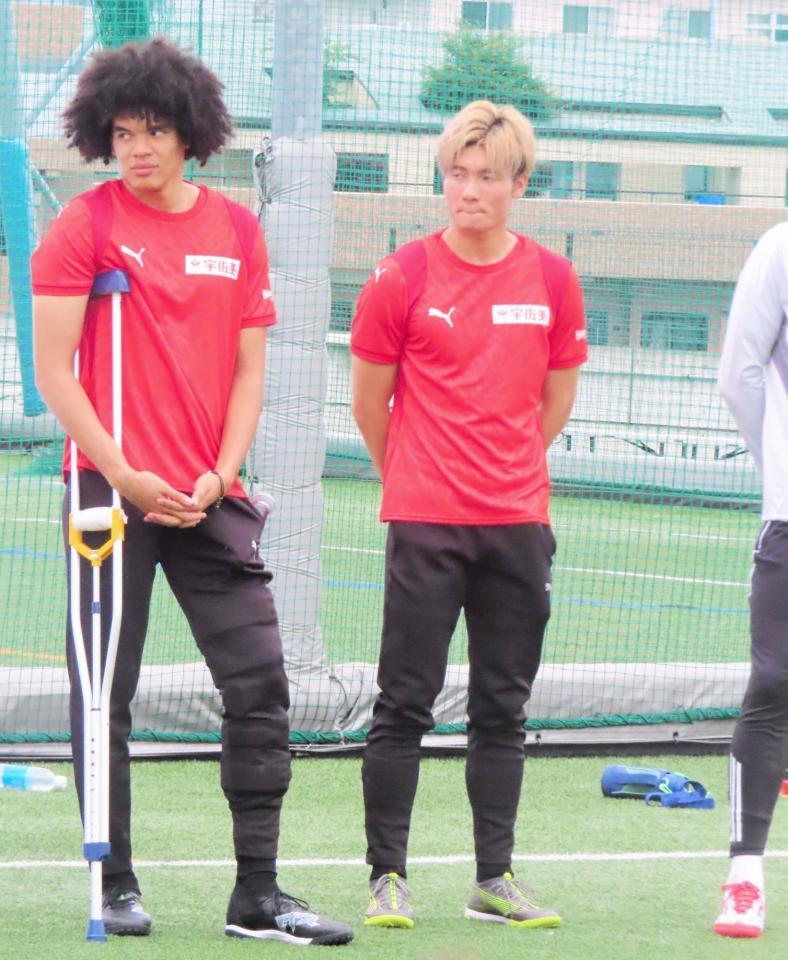 　小学生向けのサッカー大会「遠藤航カップ」に参加したＤＦチェイスアンリ（左）とＦＷ福田師王