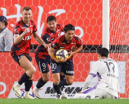 　試合終了間際、同点ゴールを決め駆け出す鹿島・レオセアラ（９）