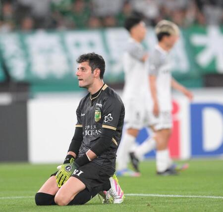 　後半終了間際に３点目を決められ、ぼう然とする東京Ｖ・マテウス（撮影・伊藤笙子）