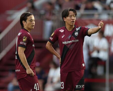 　前半、神戸・広瀬陸斗と話す永戸勝也（左）＝撮影・中田匡峻