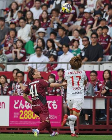 　前半、ボールを追う神戸・永戸勝也（左）＝撮影・中田匡峻