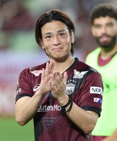 　名古屋に勝利し、手をたたく神戸・永戸勝也（撮影・中田匡峻）