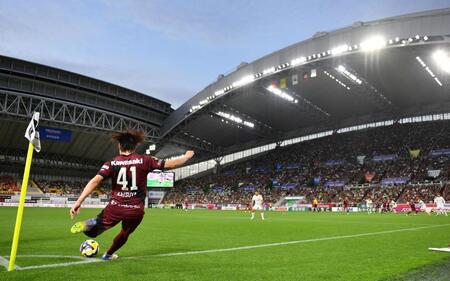 　後半、コーナーキックを行う神戸・永戸勝也（撮影・中田匡峻）