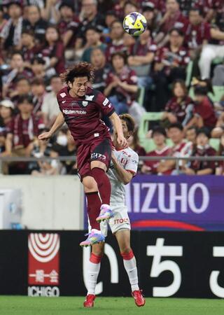 　後半、ヘディングでボールを前へつなぐ神戸・永戸勝也（撮影・中田匡峻）
