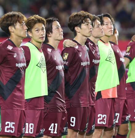 　名古屋に勝利し、サポーターと勝利を分かち合う永戸勝也（４１）、宮代大聖（９）ら神戸イレブン（撮影・中田匡峻）