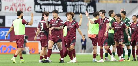 　名古屋に勝利し、タッチを交わす神戸イレブン（撮影・中田匡峻）