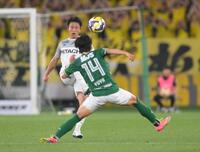 　後半、ループパスを出す柏・中川敦瑛（撮影・伊藤笙子）