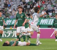 　前半終了間際、２点目を決め拳を突き上げる柏・小泉佳穂（右）＝撮影・伊藤笙子