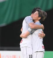 　前半終了間際、２点目を決め、垣田裕暉（左）と抱き合う柏・小泉佳穂（撮影・伊藤笙子）
