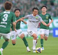 　前半、前線へ切り込む柏・中川敦瑛（撮影・伊藤笙子）