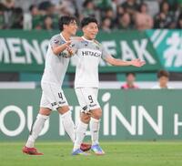 　後半終了間際、３点目のゴールを決め喜ぶ柏・細谷真大（撮影・伊藤笙子）
