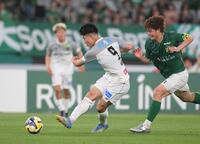 　後半終了間際、３点目のゴールを決める柏・細谷真大（撮影・伊藤笙子）