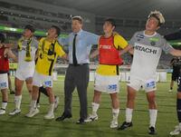 　東京Ｖ相手に快勝し、選手とともにチャントを歌う柏のリカルド・ロドリゲス監督（中央）＝撮影・伊藤笙子